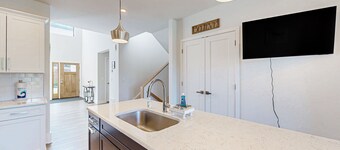 Beautiful dog-friendly home with balcony and gas fireplace - near beach