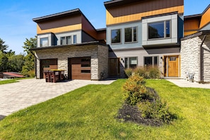 Exterior - Beautiful dog-friendly home with balcony and gas fireplace - near beach (Lake George)