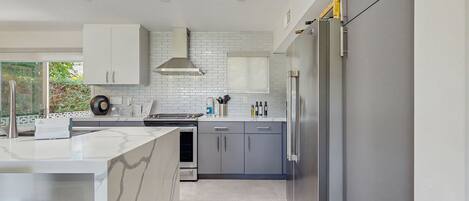 Réfrigérateur, micro-ondes, four, plaque de cuisson