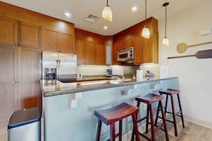 Réfrigérateur, four à micro-ondes, un four, surface de cuisson