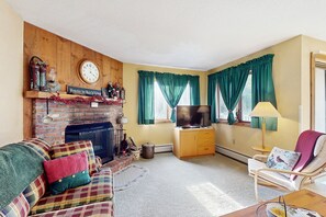 Fernseher, Kamin, DVD-Player