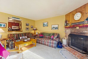 Televisor, llar de foc i reproductor de DVD