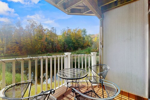 Ski in/ski out condo w/ pond & mtn views, fireplace, tennis courts & w/d