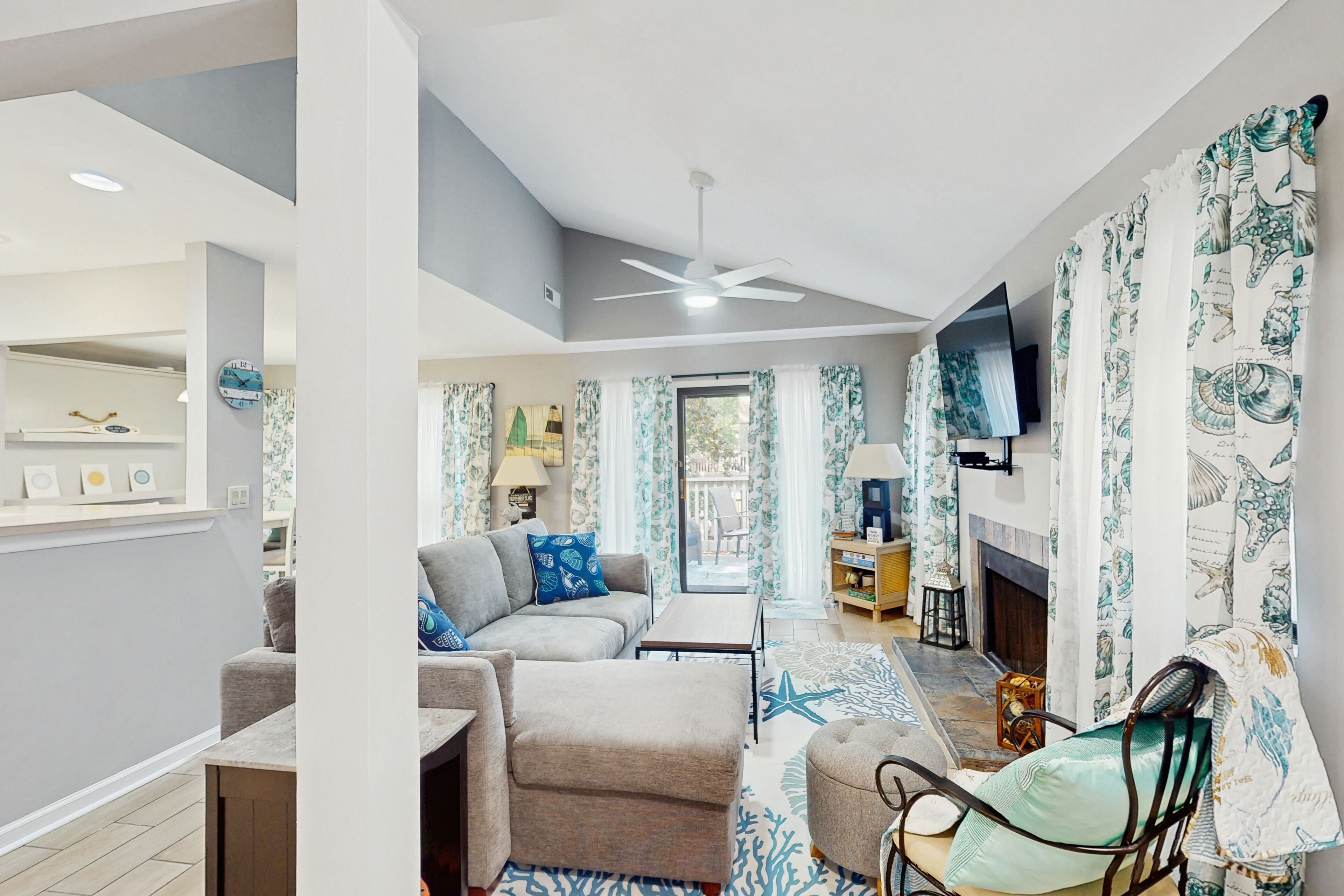 Télévision, cheminée, livres