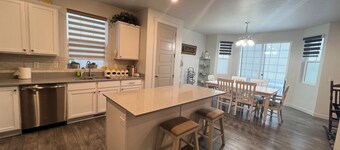 Spacious 5-bedroom house in fabulous Lindon inches away from I-15
