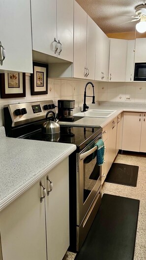 Refrigerador, microondas, horno, placa de cocina