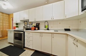 Refrigerador, microondas, horno y parrilla de estufa