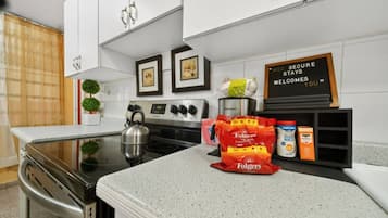 Een koelkast, een magnetron, een oven, een kookplaat