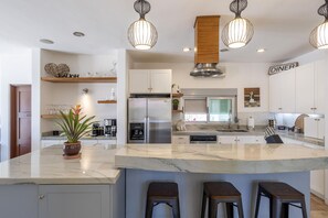 ثلاجة، ميكروويف، فرن، موقد طهي مسطح