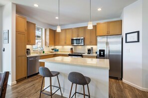 ثلاجة، ميكروويف، فرن، موقد طهي مسطح