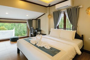 Kahden hengen huone, vuoristonäköala | Tallelokero huoneessa, työpöytä