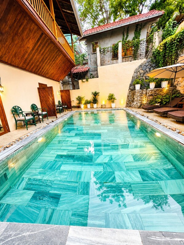 Una piscina al aire libre