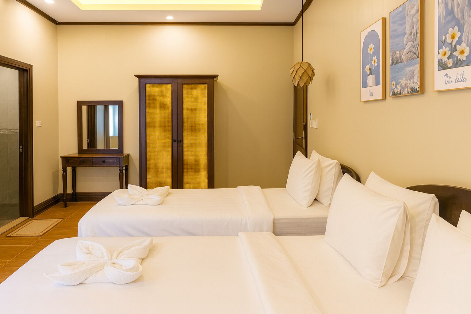 Family Studio Suite | In-room safe, desk, laptop workspace, blackout curtains