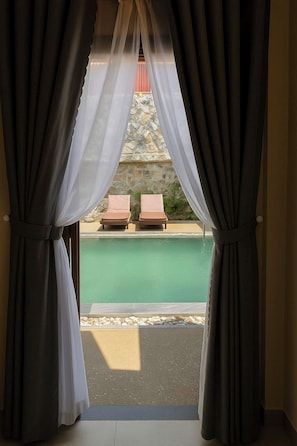 Habitación Deluxe doble, balcón, vistas a la piscina | Caja fuerte, escritorio, espacio para trabajar con un portátil