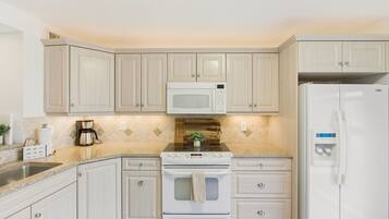 ثلاجة، ميكروويف، فرن، موقد طهي مسطح