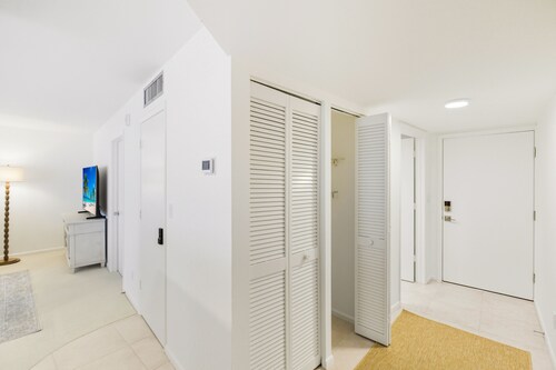 Panoramic water views, pools, pool spa, tennis courts, and steps away from Gulf