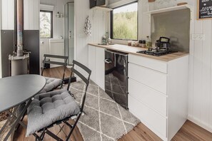 Jääkaappi, liesi, keittoastiat/astiat/ruokailuvälineet