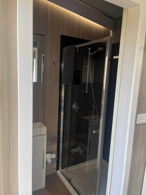 Shower, hair dryer, towels - D&L Cottage by Tiny Away (Kudla)