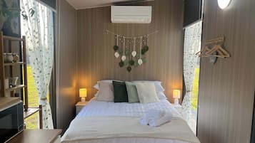 1 bedroom, bed sheets