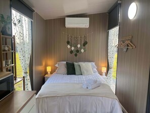 1 bedroom, bed sheets - D&L Cottage by Tiny Away (Kudla)