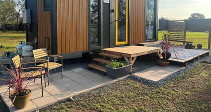 D&L Cottage by Tiny Away