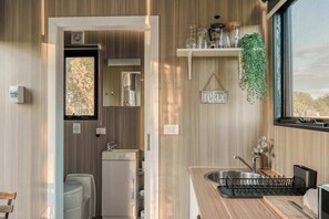 Fridge, microwave, stovetop, coffee/tea maker - D&L Cottage by Tiny Away (Kudla)