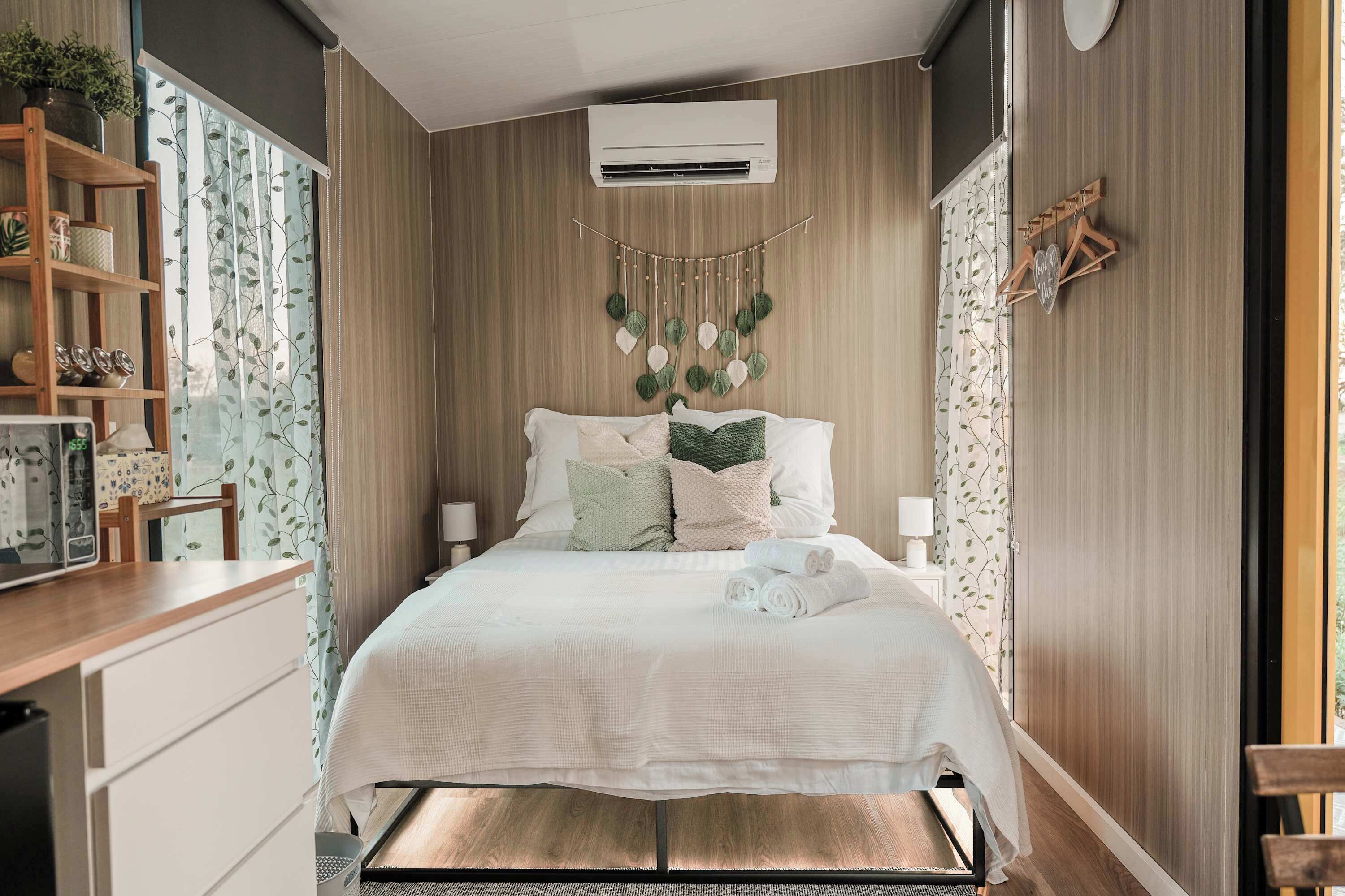 1 bedroom, bed sheets
