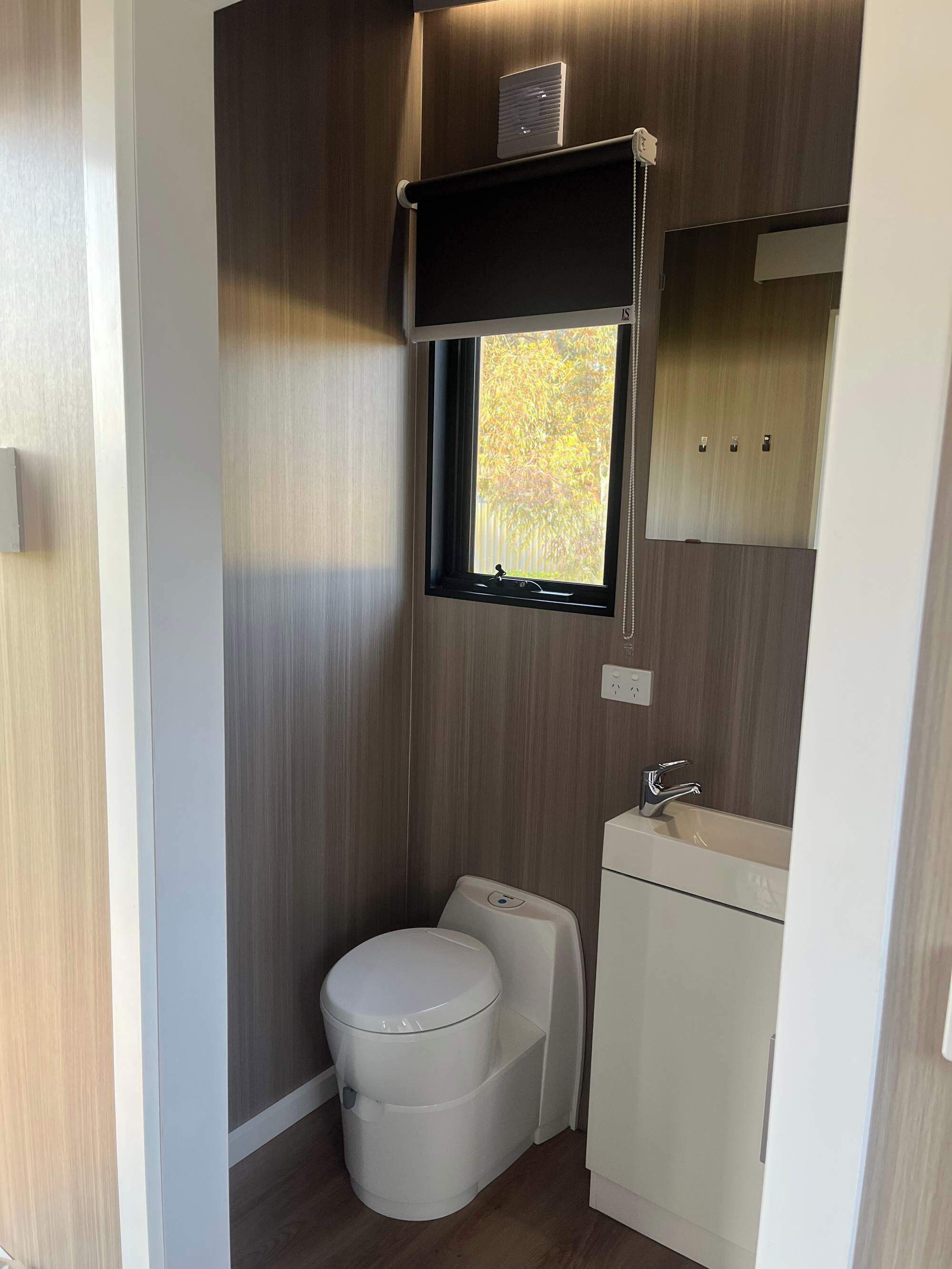 Dusj, hårføner og håndklær