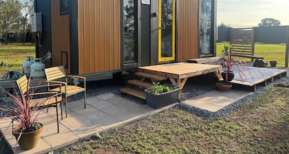 D&L Cottage by Tiny Away