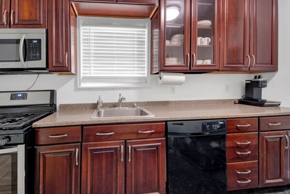 Fridge, microwave, stovetop, dishwasher