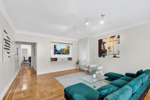 3 Bedroom Family House / Parking / Full Kitchen / Sleeps Groups