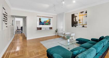 3 Bedroom Family House / Parking / Full Kitchen / Sleeps Groups