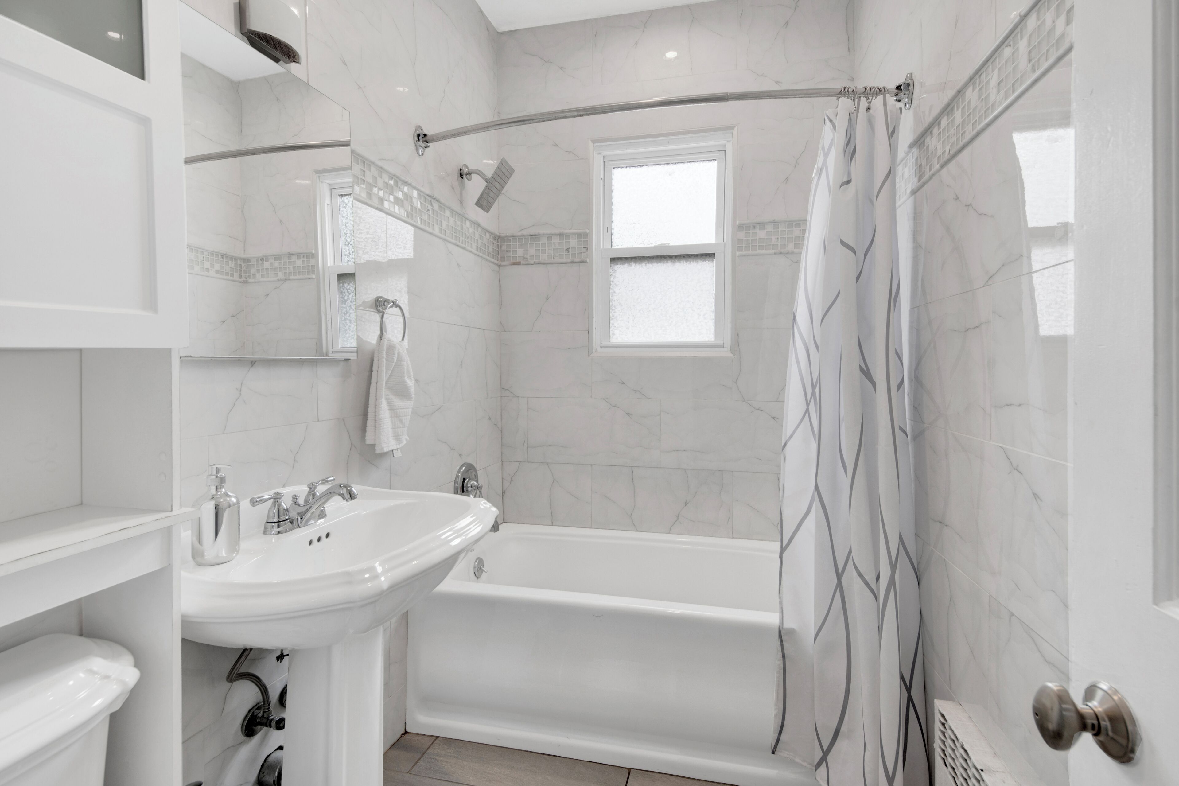 Sèche-cheveux, bidet, serviettes fournies, savon