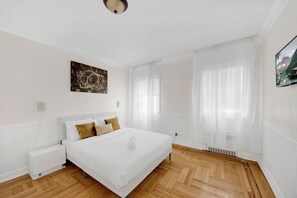 3 habitaciones, tabla de planchar con plancha y cuna de viaje 