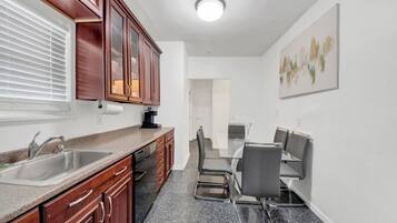 Réfrigérateur, micro-ondes, plaque de cuisson, lave-vaisselle