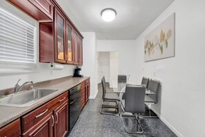 Kjøleskap, mikrobølgeovn, kokeplater og oppvaskmaskin