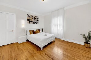 3 bedrooms, iron/ironing board, travel cot, free WiFi - 3 Bedroom Family House / Parking / Full Kitchen / Sleeps Groups (Yonkers)