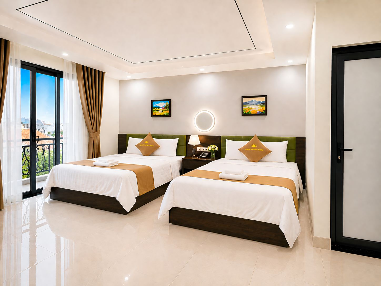Habitación de hotel con dos camas, un balcón y vistas a la ciudad.