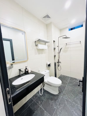 Deluxe Double Room, Balcony, Garden View | Bathroom