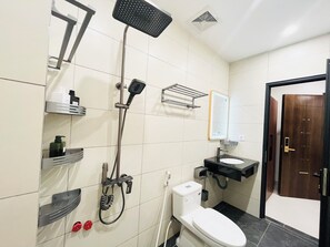 Chambre Triple Classique, vue jardin | Salle de bain