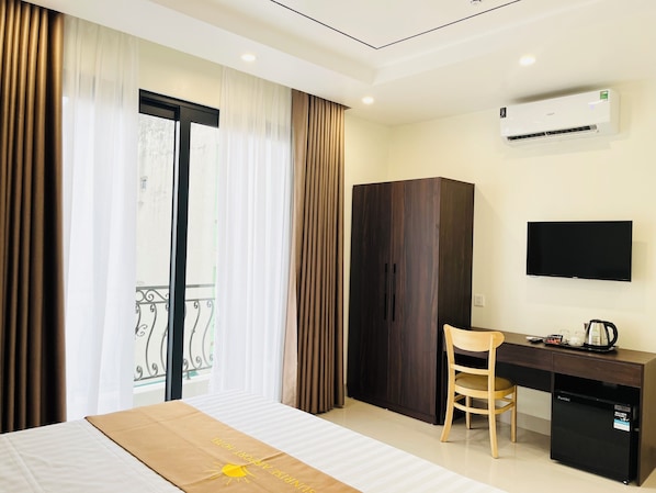 Chambre Deluxe double, balcon, vue sur la ville | Système d’insonorisation, accès au Wi-Fi (inclus)