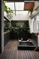 Quarto casal ou duplo luxo, vista para o jardim | Banheiro | Banheira e chuveiro separados, secador de cabelo, toalhas de banho 