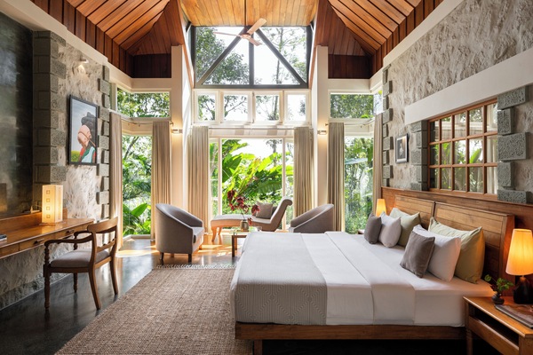 Espacio para trabajar con laptop y tabla de planchar con plancha