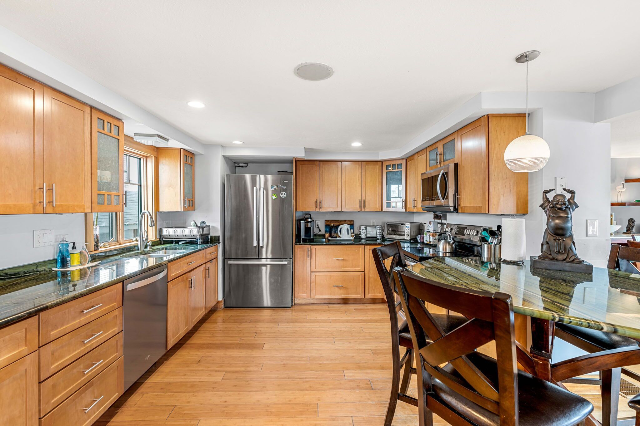 Bright, spacious and fully equipped kitchen, including dishwasher, with eat in counter for 4, with an additional dining space seating 6