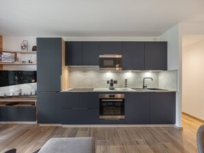 Réfrigérateur, micro-ondes, lave-vaisselle, grille-pain