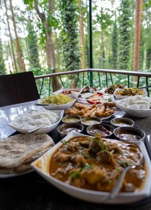 Outdoor dining - Gorukana Eco Wellness Centre (Yelandur)