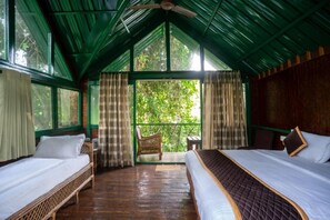Cabane dans un arbre Deluxe, balcon, vue sur le lac | Literie fournie