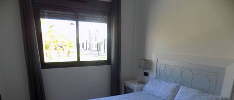 2 Schlafzimmer, Bügeleisen/Bügelbrett