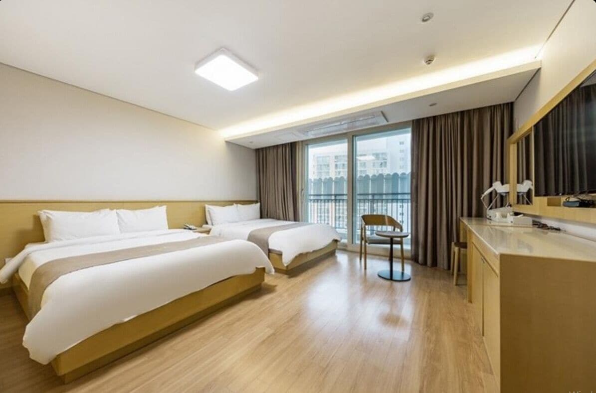 Skrivebord, skrivebord for bærbar PC og wi-fi (inkludert)