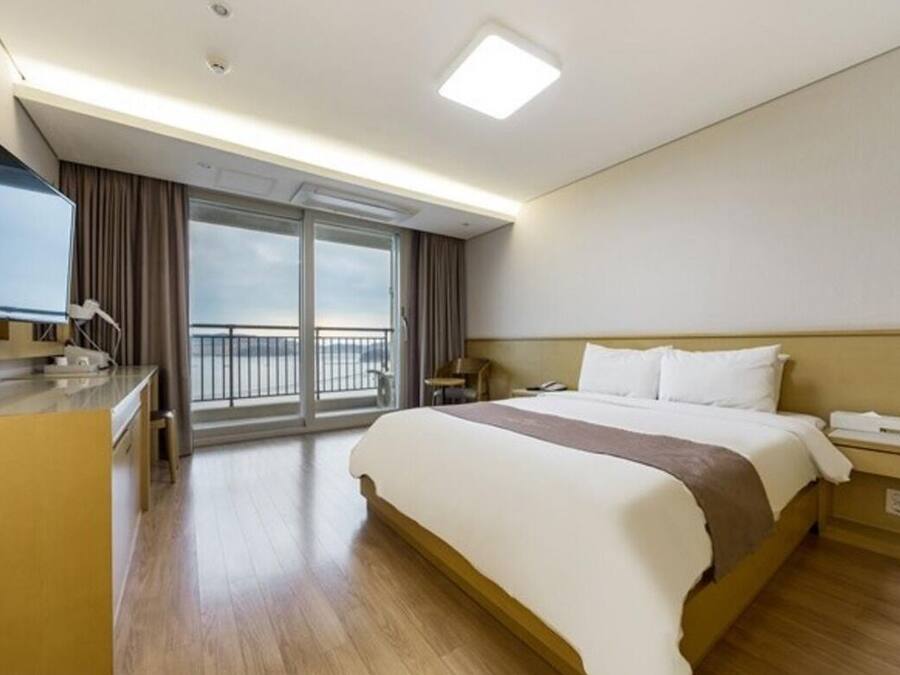 Escritorio, espacio para trabajar con laptop y wifi gratis